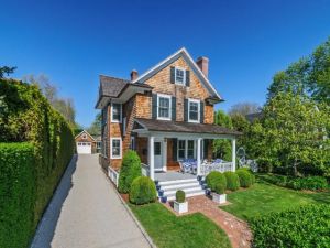 Celebrity homes - Brooke Shields Chris Henchy Hamptons house - exterior.jpg